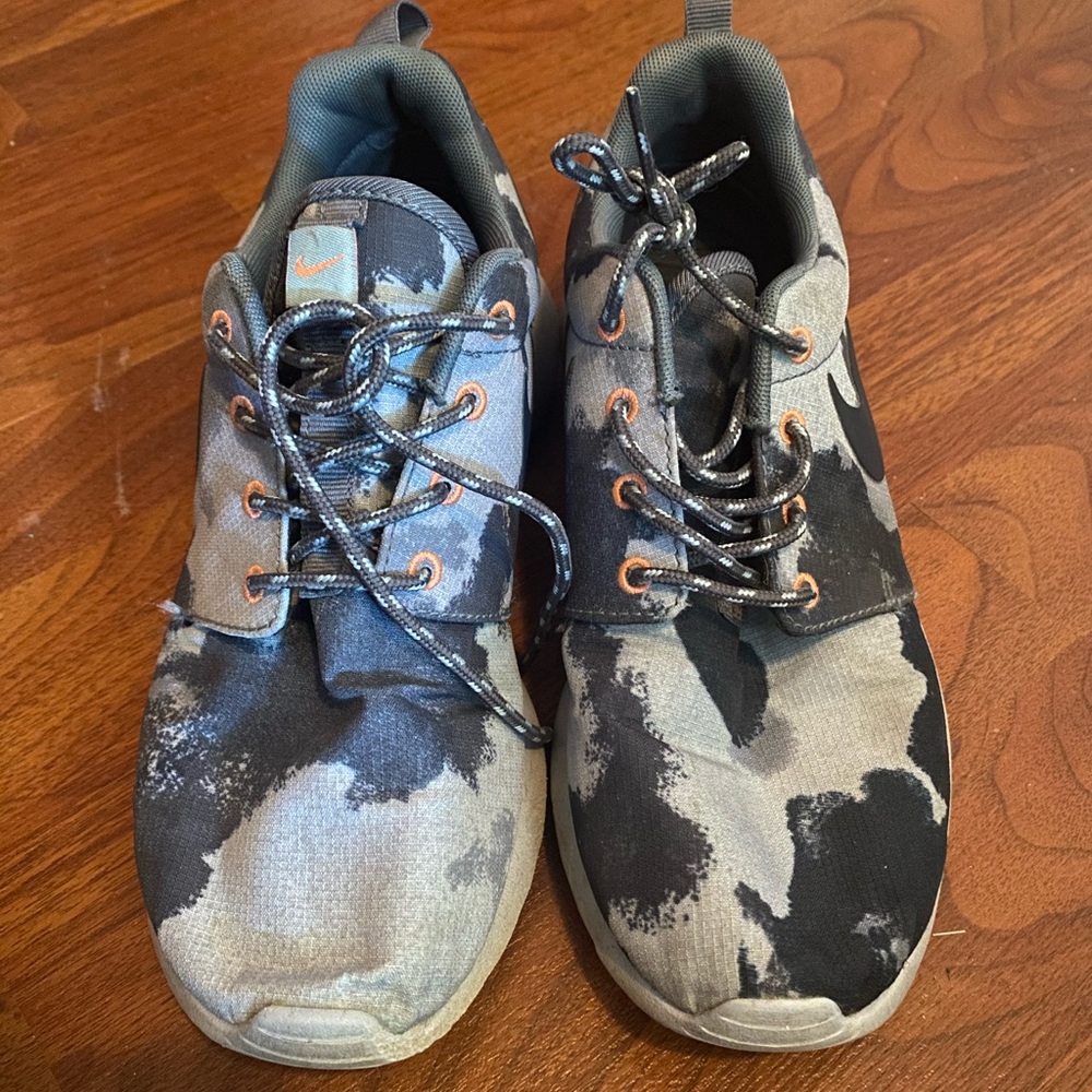 Nike roshe run size 6.5 men’s. Women’s size 5